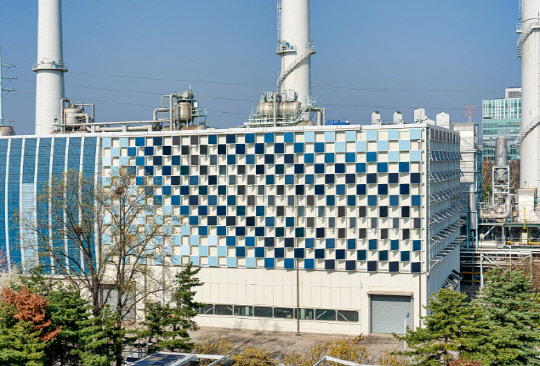 BIPV가 설치된 서울에너지공사 발전동 모습. 서울시 제공.